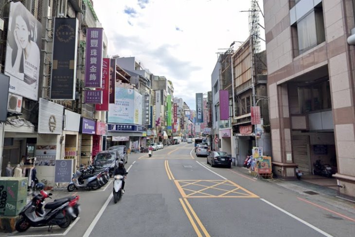 中正路三角窗店面
